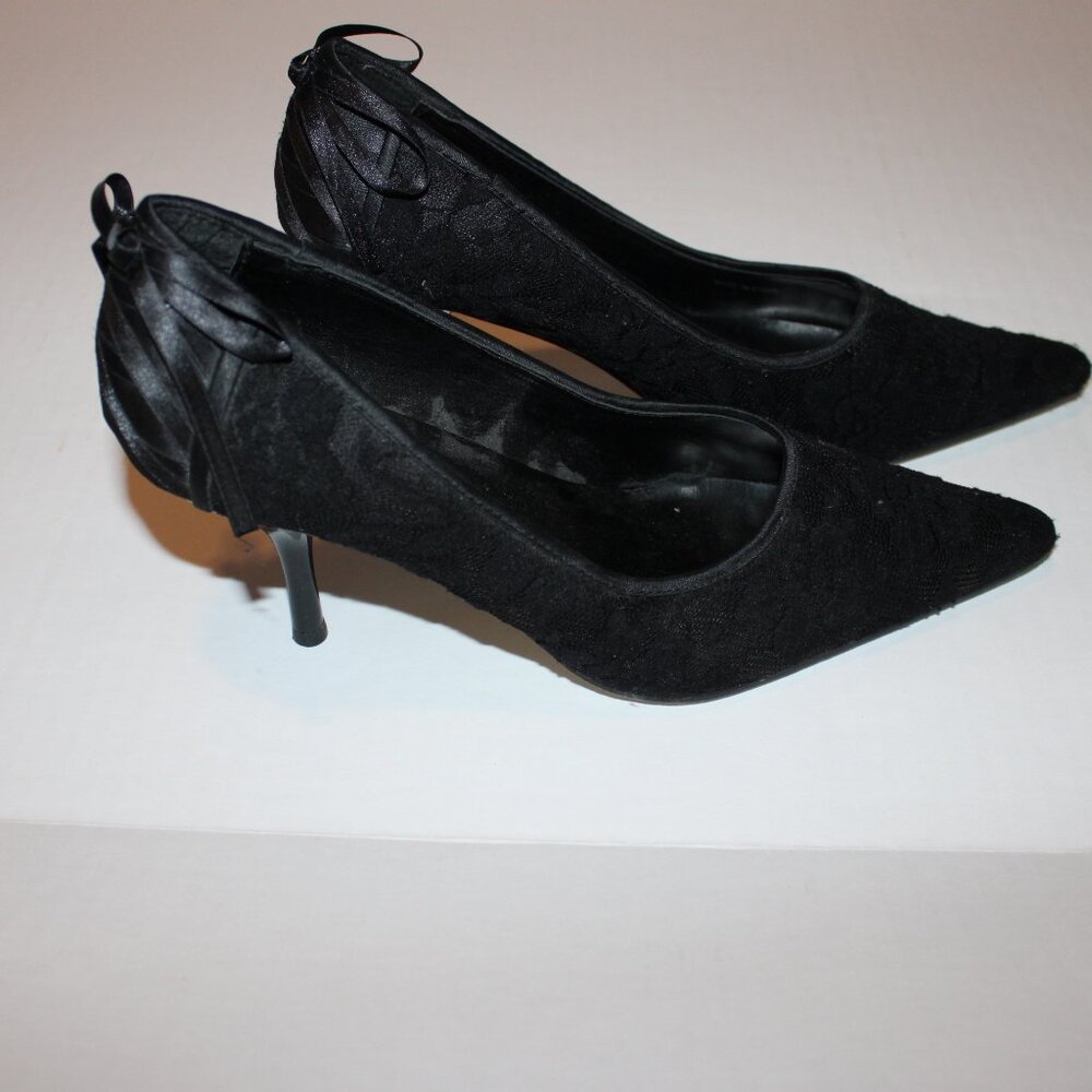 Black Lace Pumps 3.5 Inch Heels Sacha Pointed Toe with Bowtie Accents 8.5 Shoes